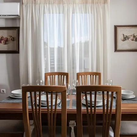 Elizabeth - Seafront Classic Villa! Αργάσι