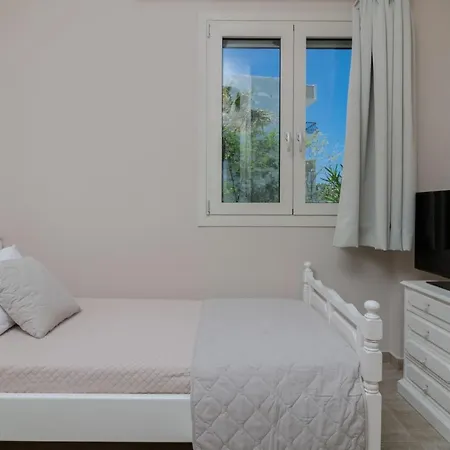 Elizabeth - Seafront Classic Villa! Βίλα *